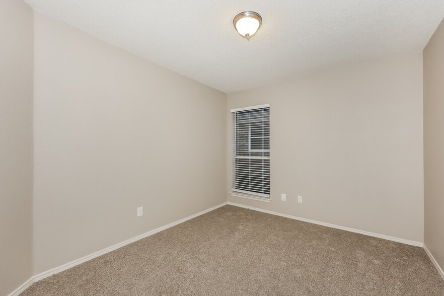 Building Photo - 2844 Claremont Dr