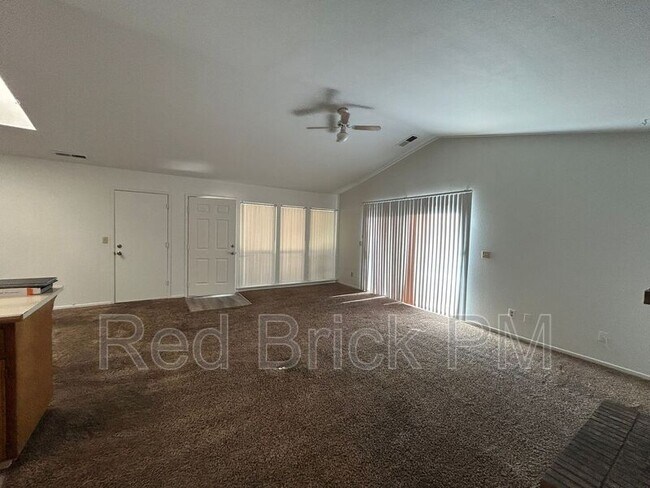 Building Photo - 1378 Queens Cir