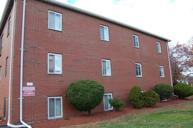 Building Photo - 1078 Fellsway