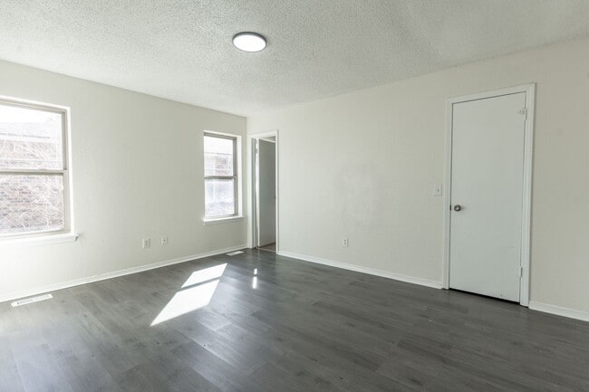 Building Photo - Cute 4 bedroom House
