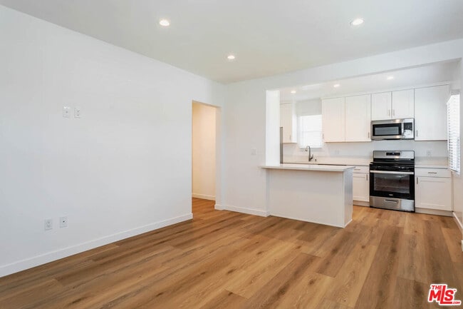 Building Photo - 815 W Glenoaks Blvd