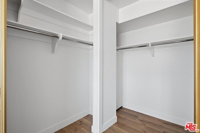Building Photo - 435 N Oakhurst Dr