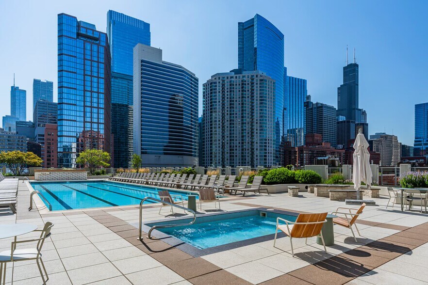 Building Photo - 659 W Kinzie St