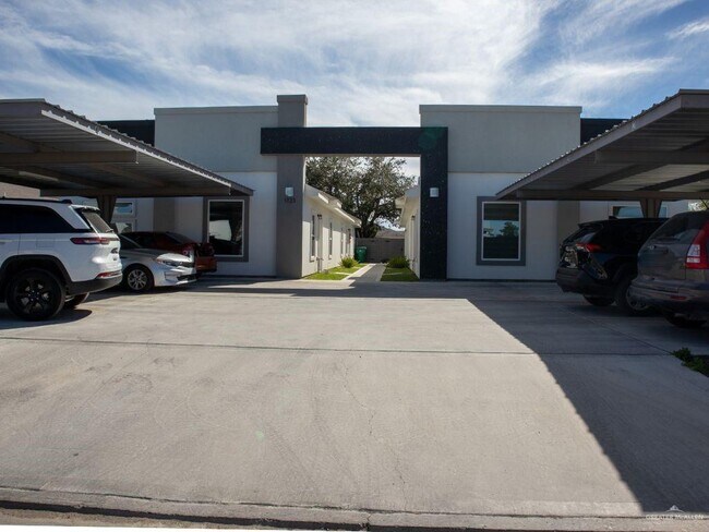 Building Photo - 7 West Dr