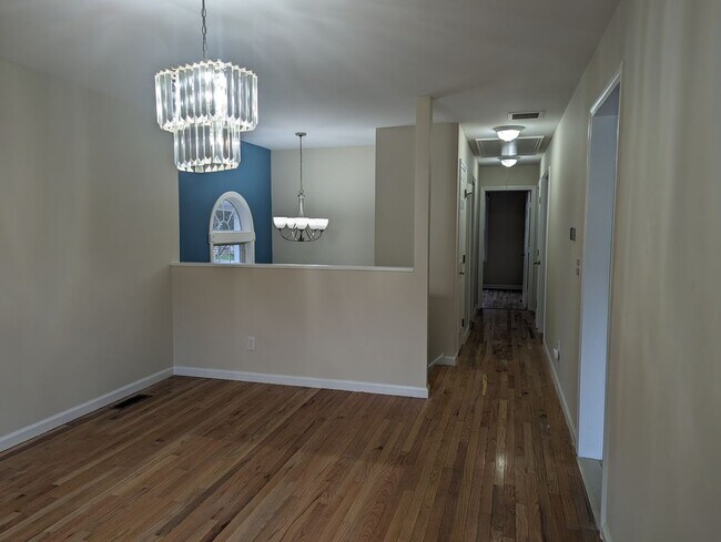 Building Photo - 33 Hallock St
