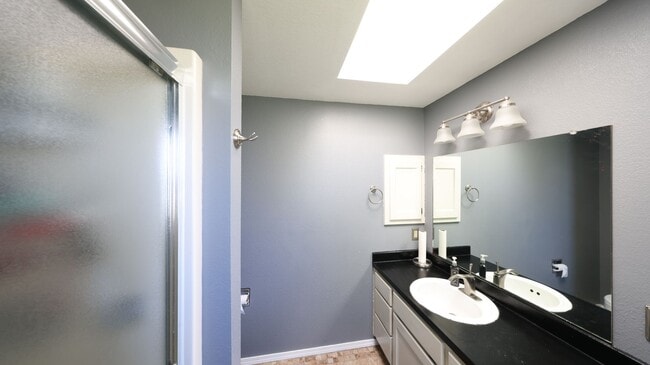 Building Photo - 3 Bed 2 Bath - Ideal Location - Pet Friendly - NAS Whidbey