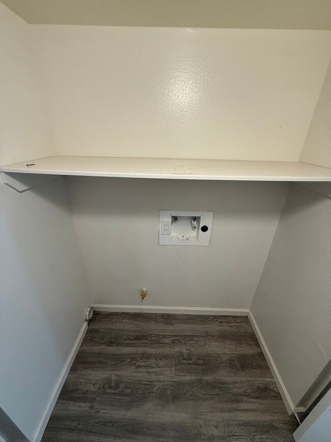 Building Photo - Spacious 4-Bedroom Home in Northeast Bakersfield