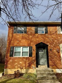 Building Photo - COMPLETELY REMODELED THREE BEDROOM Twin