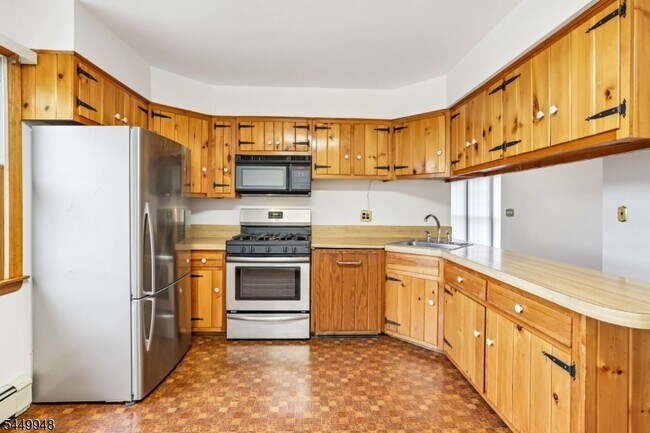 Building Photo - 488 Cedar Ln