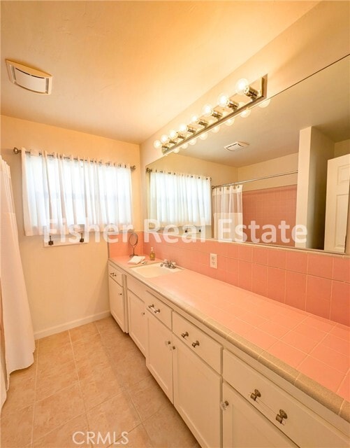 Building Photo - 572 Harloe Ave