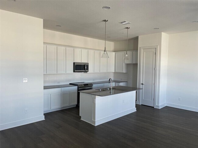 Building Photo - 2050 Lohmans Spur Rd