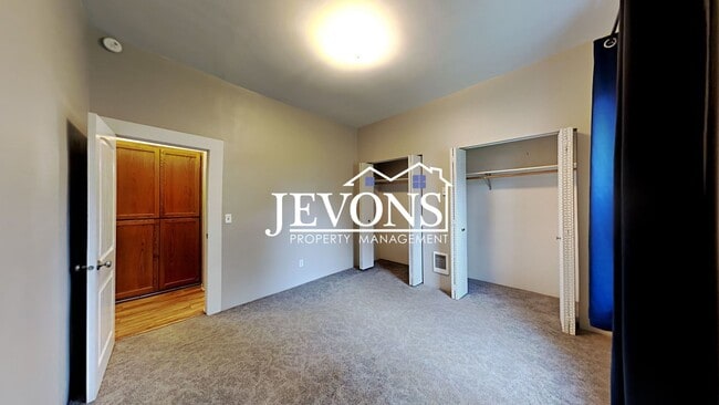 Building Photo - Charming 3-bedroom home with fenced backya...