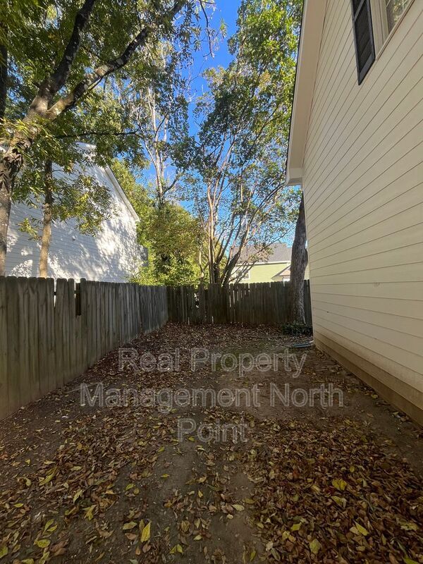 Building Photo - 889 Crew St SW