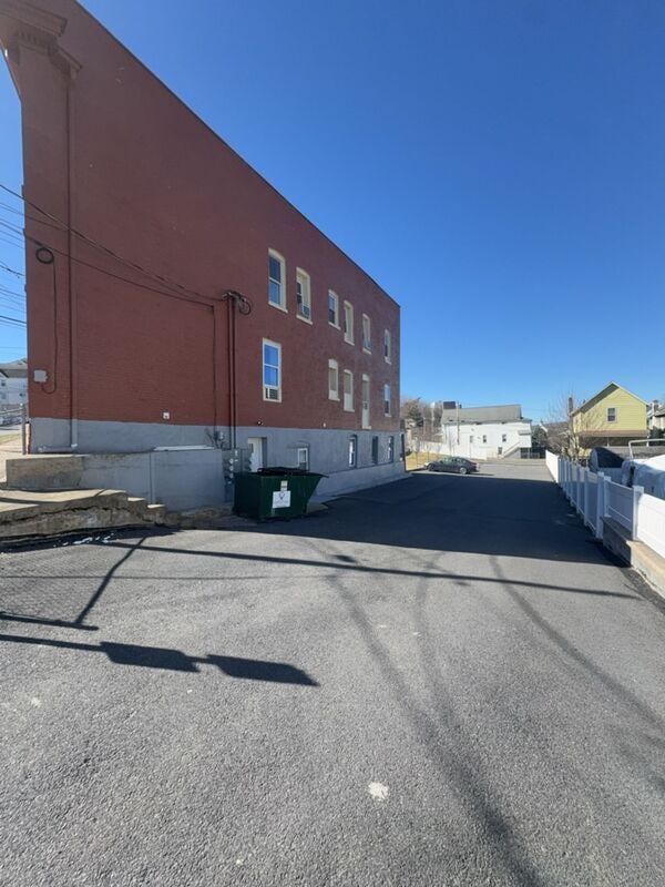 Building Photo - 730 N Main St