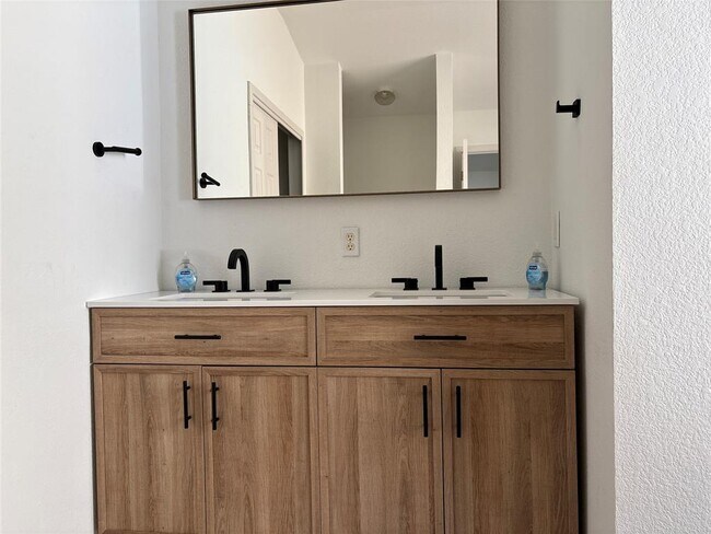 Building Photo - 208 Gila Cliff Dr