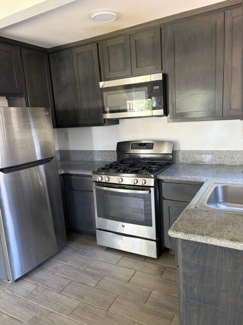 granit counter tops - 920 E 91st St