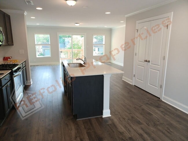 Building Photo - 718 Rosefield Dr