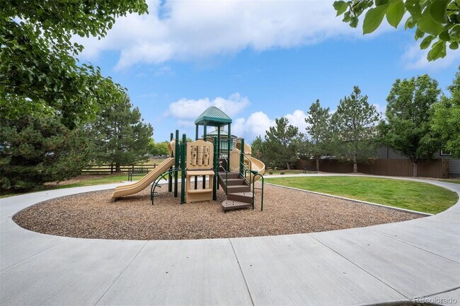 Building Photo - "Charming 3-Bed Sanctuary in Englewood: Spacious 3,089 Sq Ft with 2.5 Baths!"