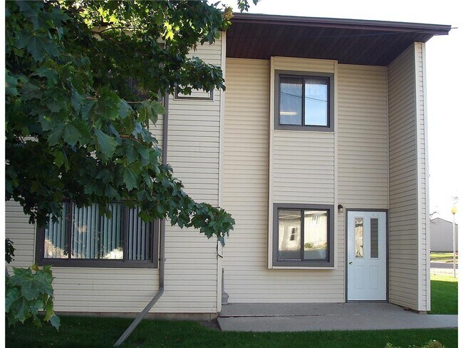 Building Photo - 401 Oak St