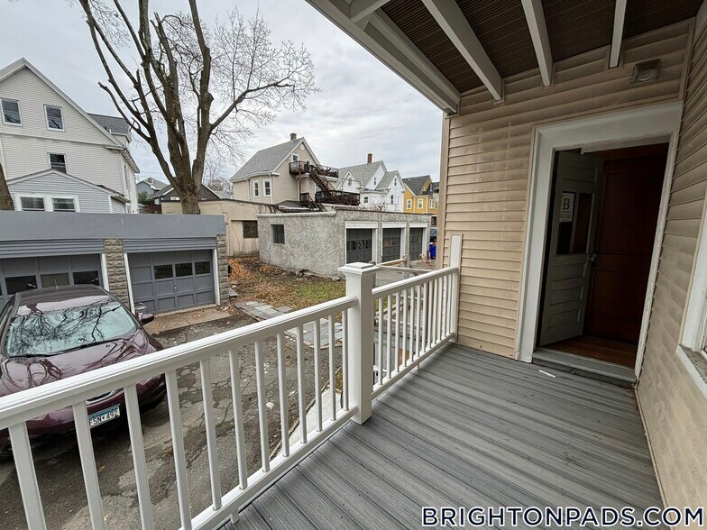 Building Photo - 44 Fairbanks St