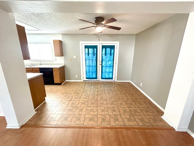 Building Photo - **MOVE-IN SPECIAL** MUST SEE! 3 Bedroom / ...