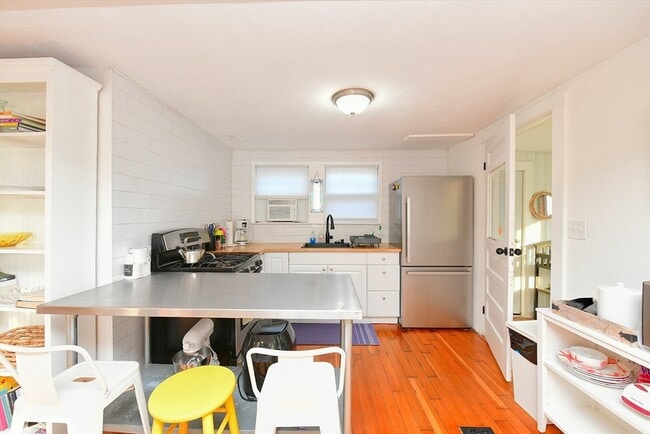 Building Photo - 22 Datewood St
