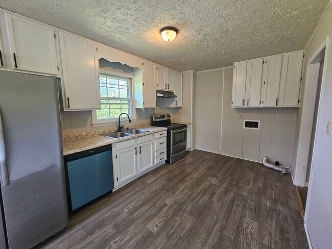 Building Photo - NEW LISTING!!!!!