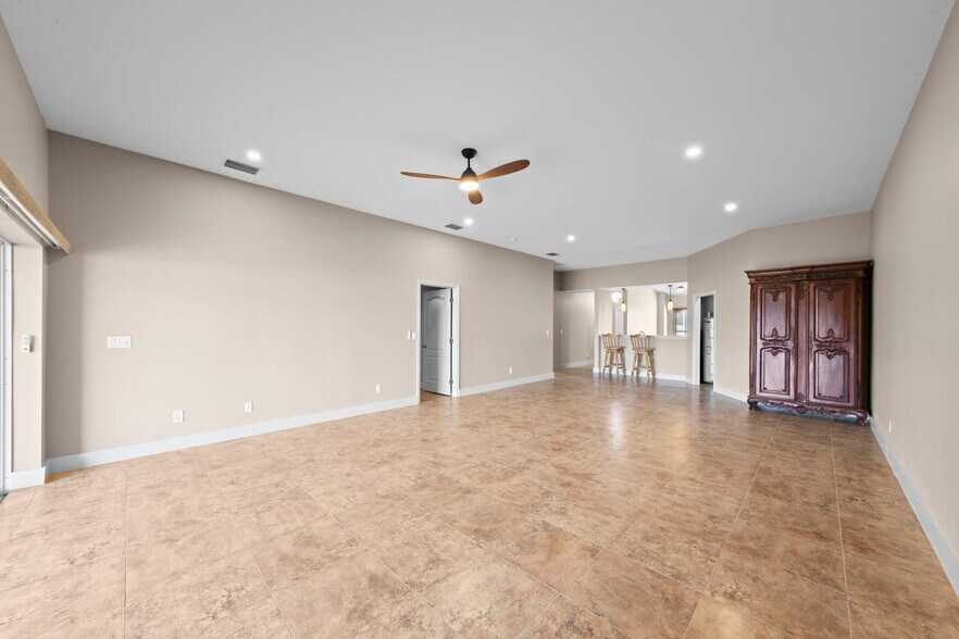 Building Photo - 409 SW 47th Ter