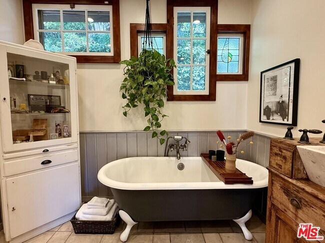 Building Photo - 2566 Verbena Dr