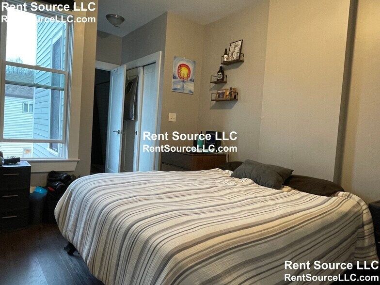 Building Photo - 192 Thorndike St