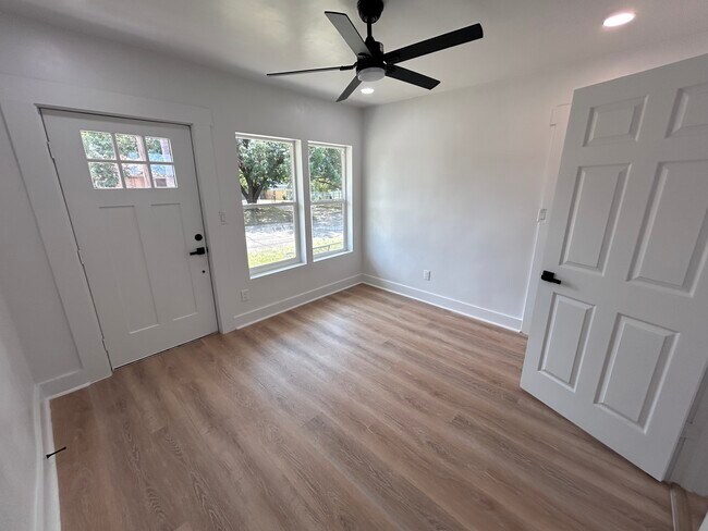 Building Photo - 1400 N 6th St