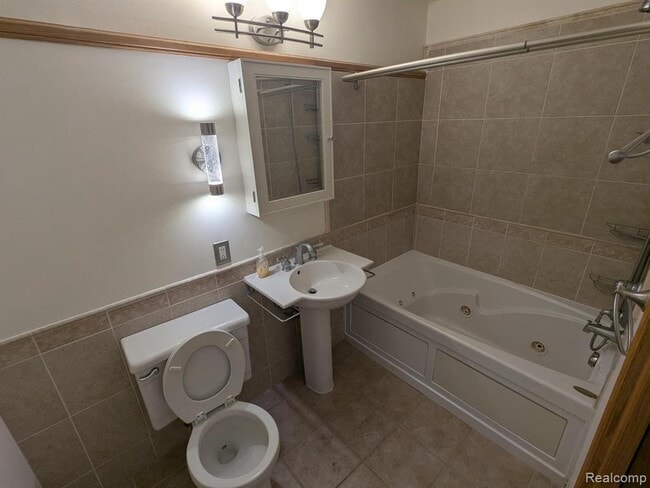 Building Photo - 5155 Greenview Dr