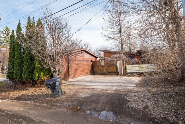 Building Photo - Great 4 Bedroom/2 Bath Home near UND!