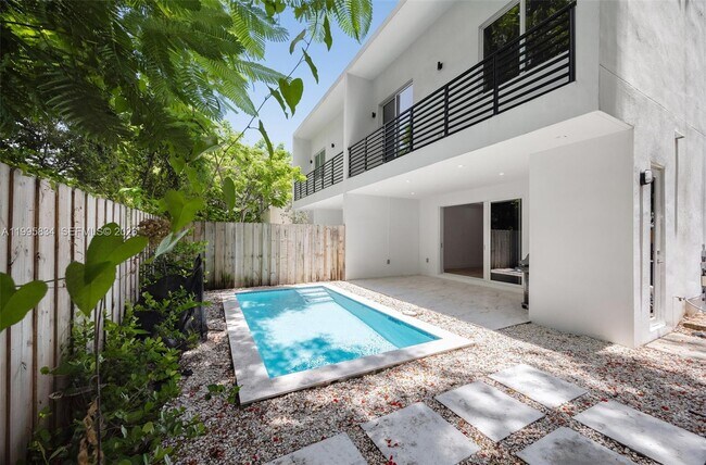 Building Photo - 3164 Plaza St