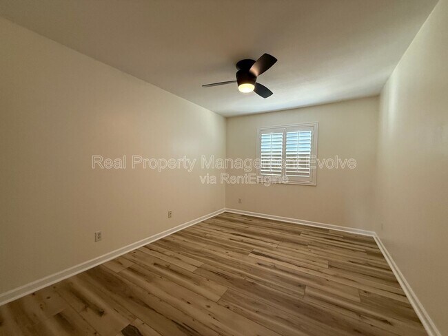 Building Photo - 6502 E Grandview Dr