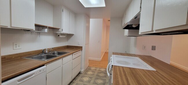 Building Photo - Quiet Cul de Sac With RV Parking in North Redding