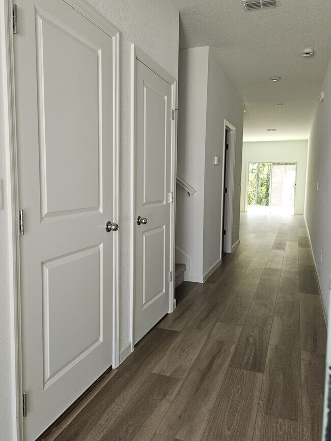 Building Photo - 717 Holly Lakes Dr