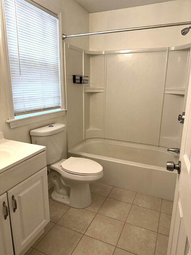 Building Photo - Charming 3-Bedroom Haven in prime Milton neighborhood!