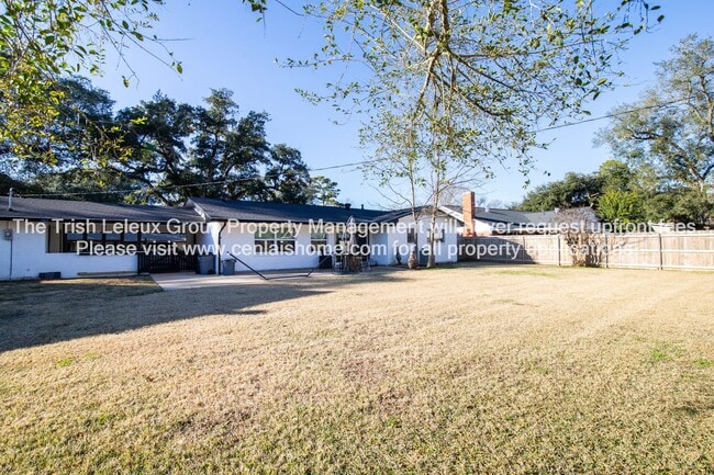 Building Photo - 3 Bed in Alexandria Available