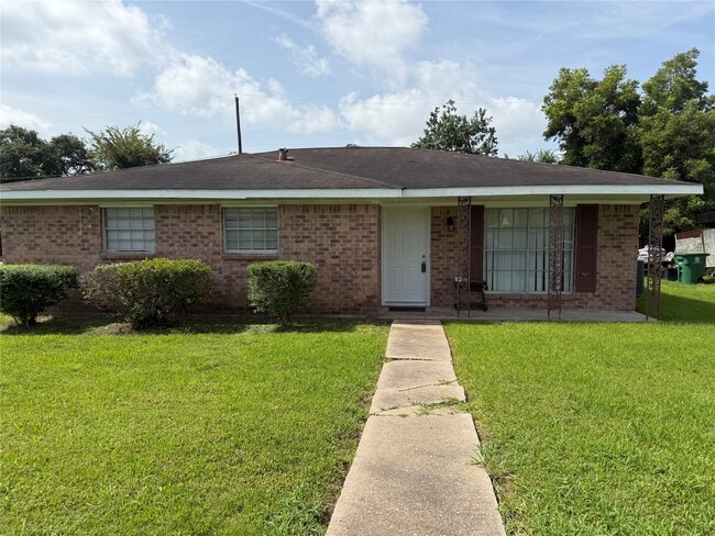 Building Photo - 3203 Cliffdale St