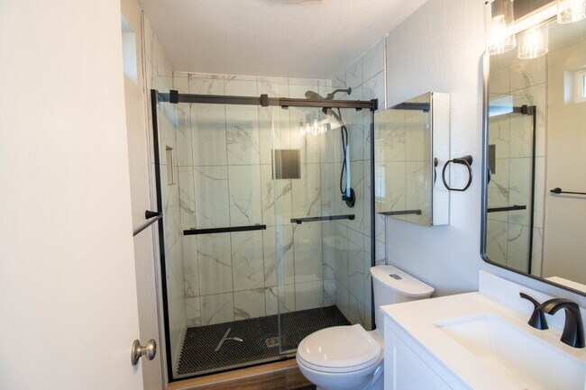 Building Photo - MOVE IN SPECIAL IF YOU SIGN LEASE BY 4/15/2026!!!!!!! Newly Updated 3/2 Home in SW Redmond