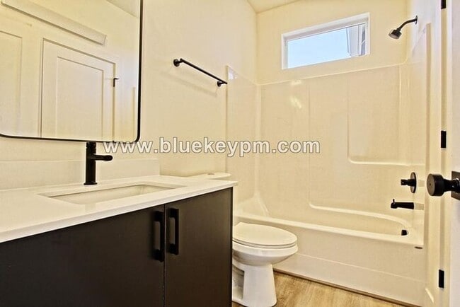 Building Photo - 1528-A: 3 Bed, 2.5 Bathroom Townhome Near PCC and Kaiser Interstate