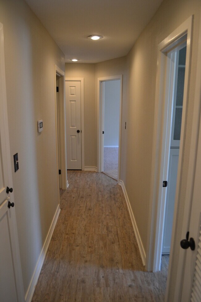 Building Photo - Updated Melonie Park Home!