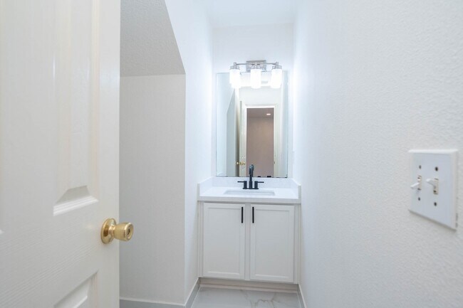 Building Photo - 10218 Dr Peridot Cove