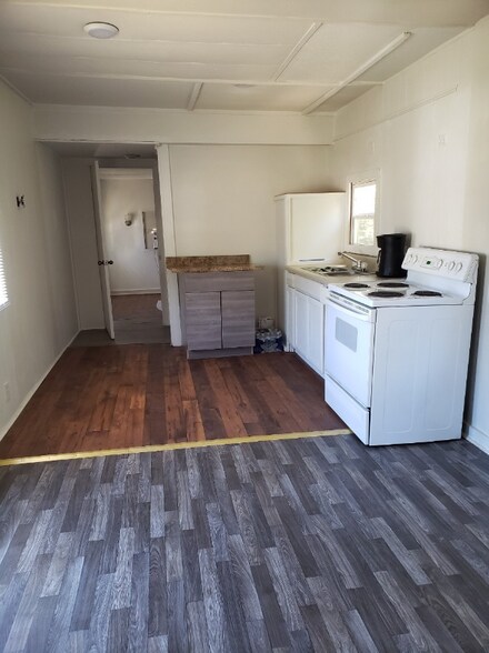 Building Photo - 205-437 Holt Ave