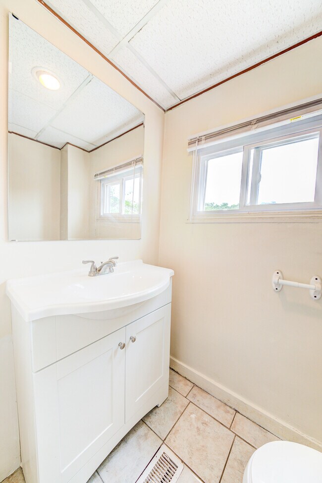 Building Photo - Available August 2024 - 3 Bedroom Home w/ ...