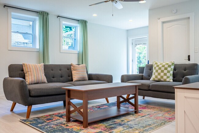 Building Photo - 2617 Caladium Dr NE