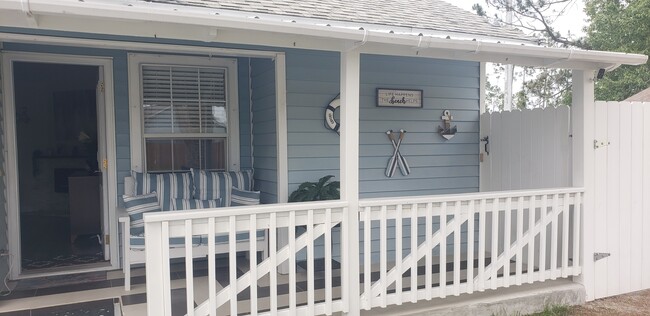 Front porch and entryway - 132 Heritage Cir