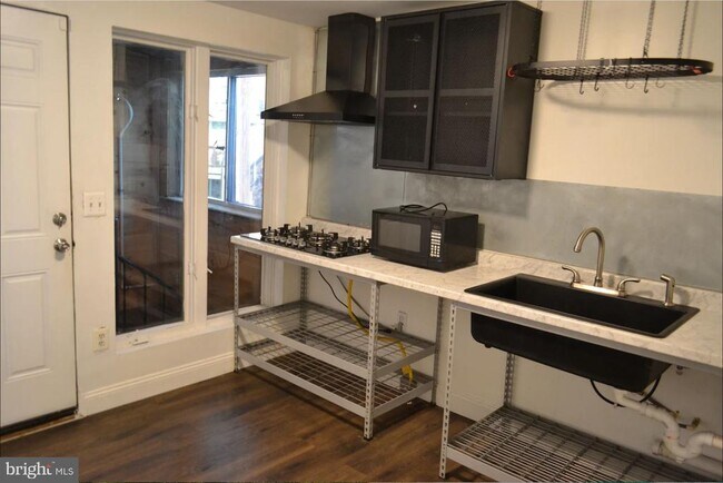 Building Photo - 1226 W Cross St