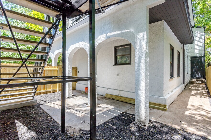 Building Photo - 5624 East Side Ave